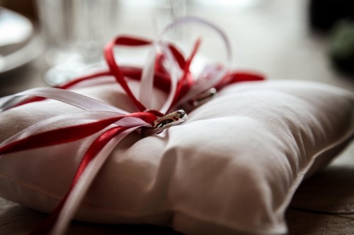 wedding-rings-on-pillow