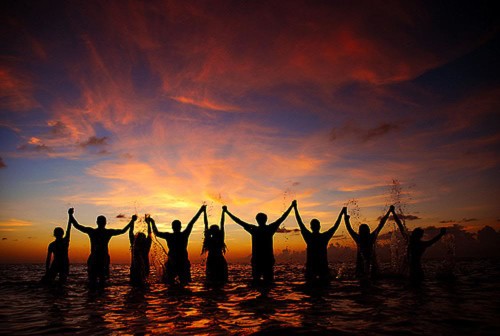 6360428099470264861166401498_people-holding-hands